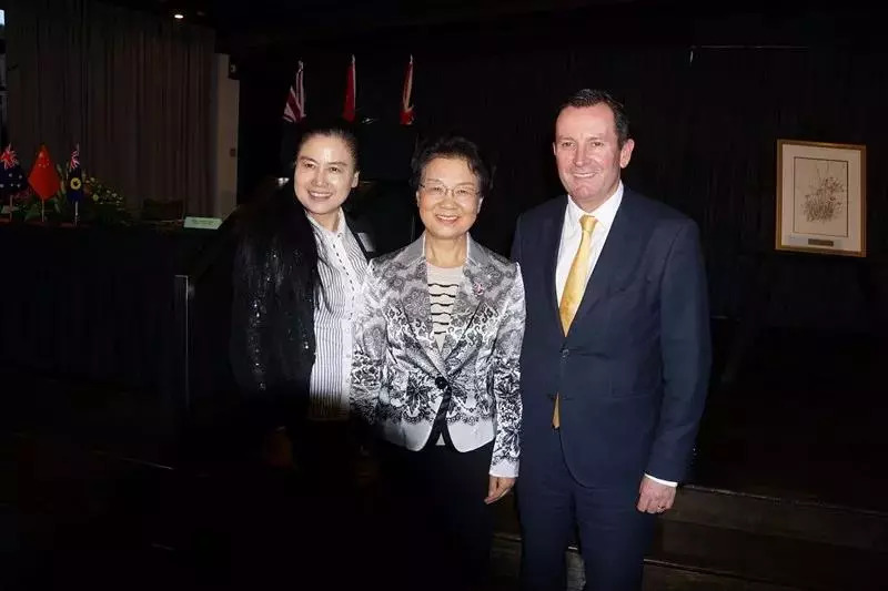 省政協(xié)主席喬傳秀（中）、澳大利亞西澳州州長Mark McGowan（右）與陶曉鶯董事長（左）在經(jīng)貿(mào)交流會上親切交流.jpg